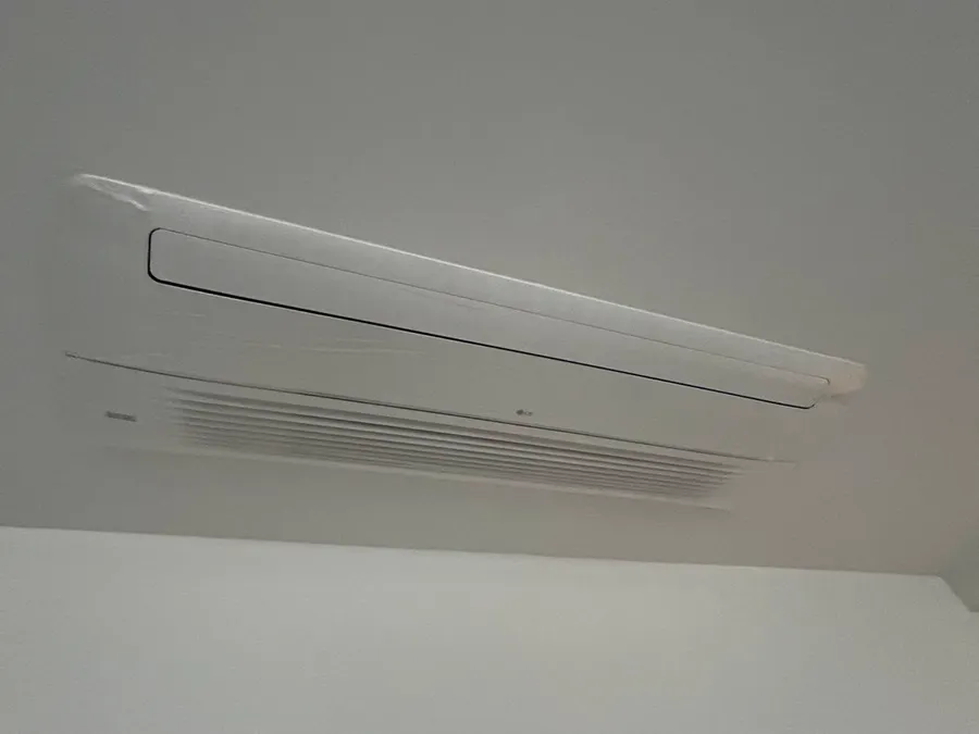 Ar-condicionado cassete de 1 via embutido no teto, instalado pela MG Climatização