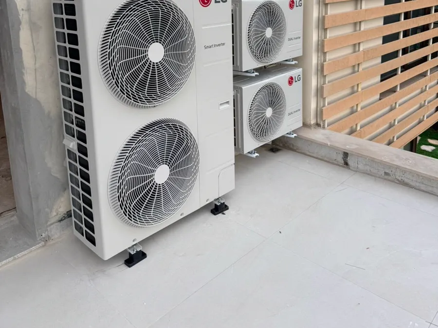 Condensadoras LG instaladas pela MG Climatização em área técnica