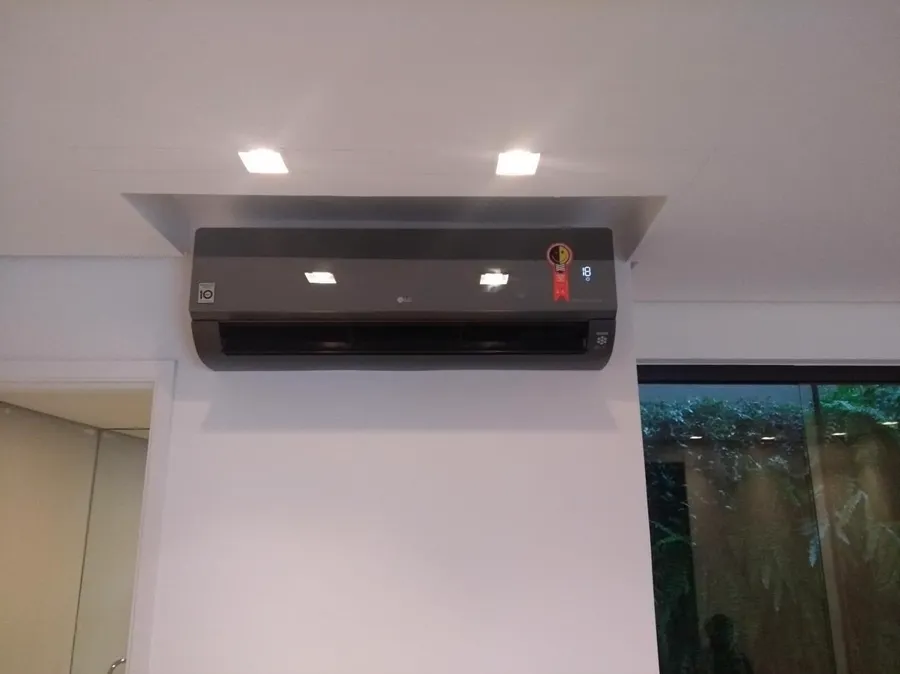 Ar-condicionado split preto instalado pela MG Climatização