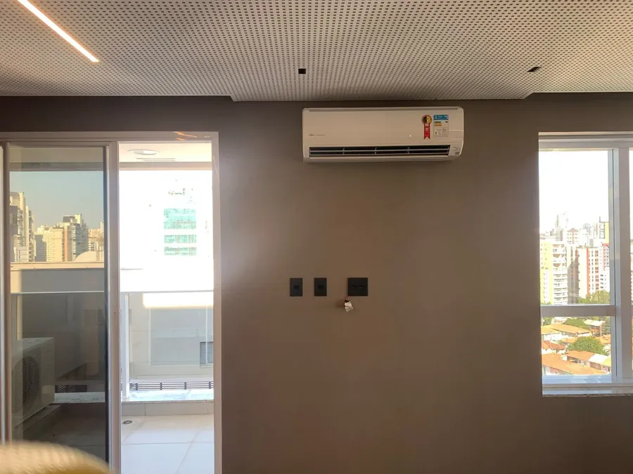 Split instalado pela MG Climatização em sala com vista para a cidade