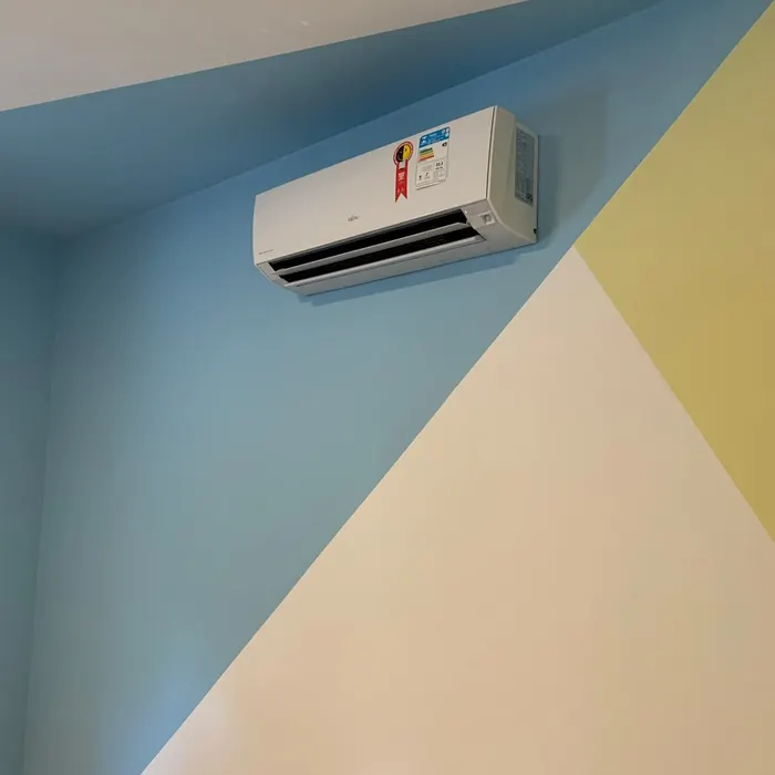 Split hi-wall instalado em quarto infantil colorido