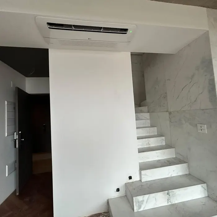 Aparelho de teto instalado sobre escada de mármore