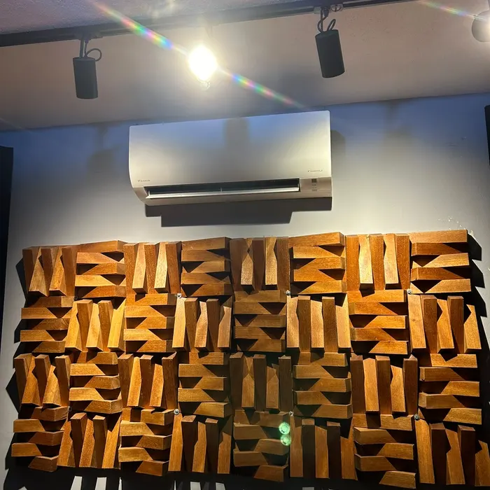 Split hi-wall em estúdio com painel acústico
