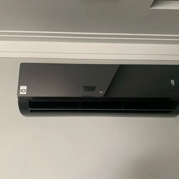 Split hi-wall preto instalado na sala