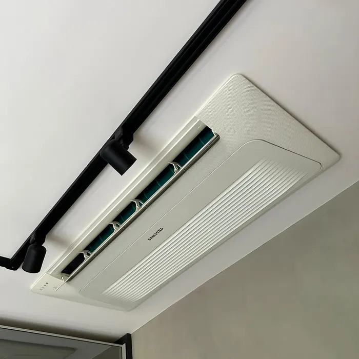 Aparelho de teto instalado junto a trilho de iluminação