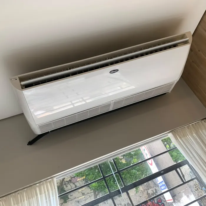 Aparelho de teto (piso-teto) instalado em sala