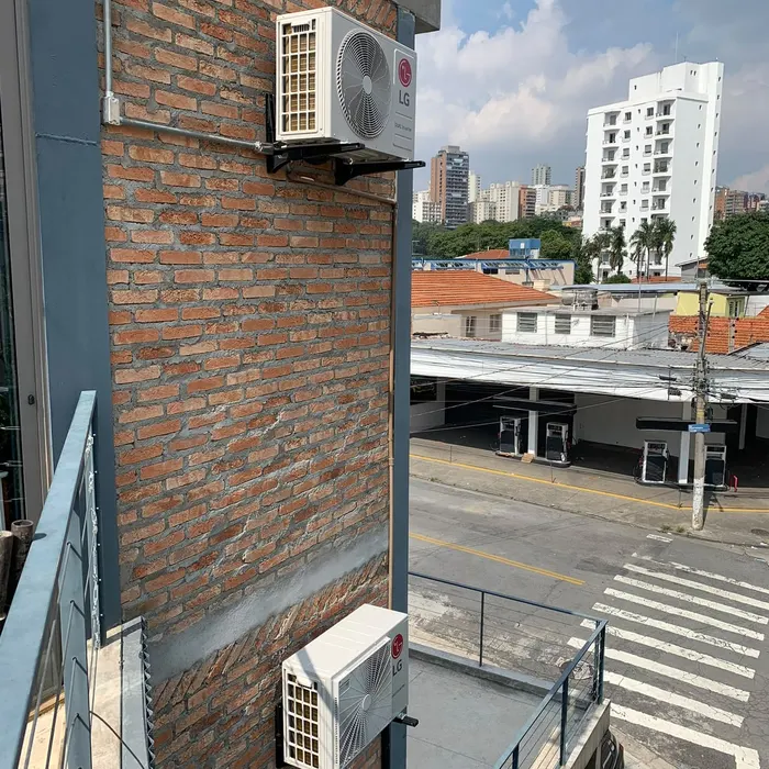 Condensadoras instaladas em fachada de tijolo